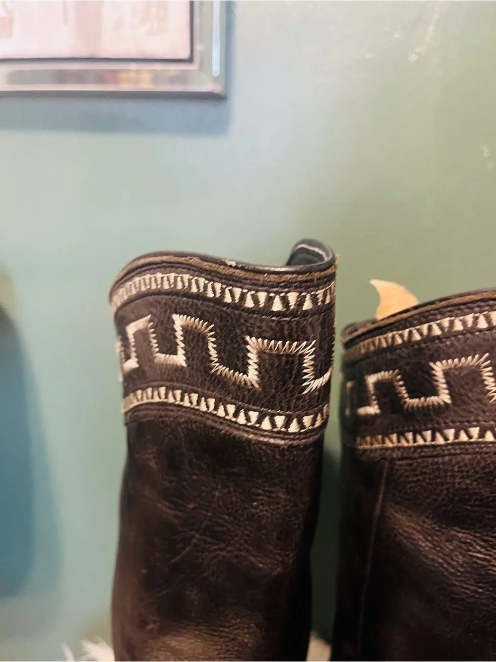 ARIATS !!! Black Leather Cowboy Boots with Decorative Stitching